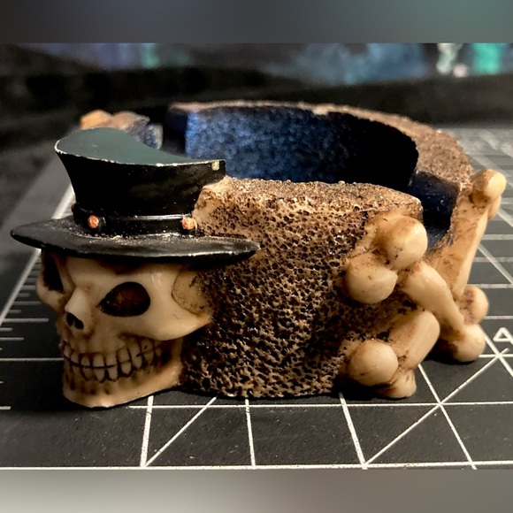 Vintage Skull and CrossBones Halloween Resin Ashtray - Picture 7 of 12